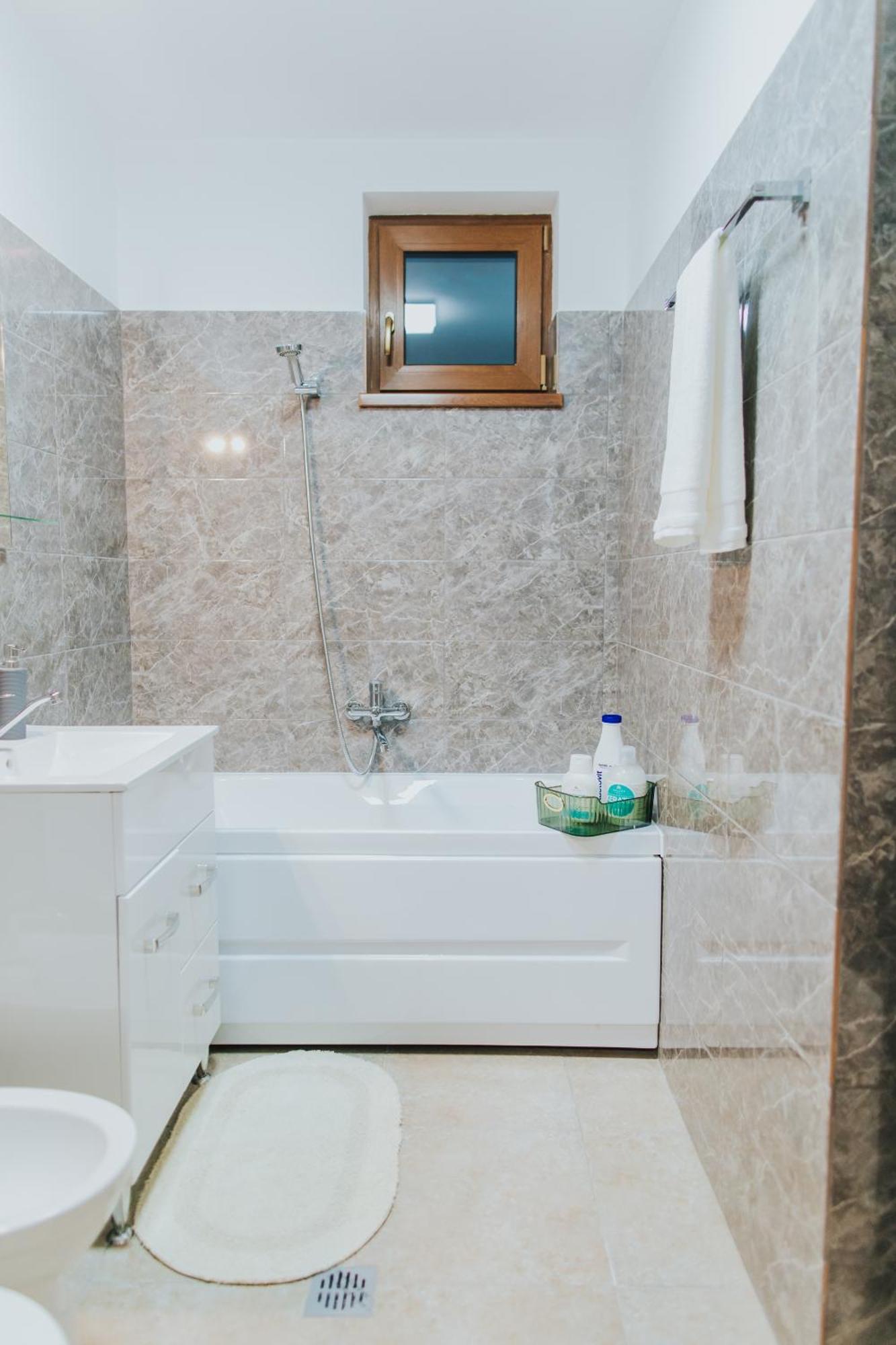 Alessandra-Aparthotel Piatra Neamţ Екстериор снимка